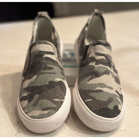 Tommy Bahama Shoes - Tommy Bahama Women’s Camo Slip On Sneakers Size 9 EUC Summer Vacation Comfy